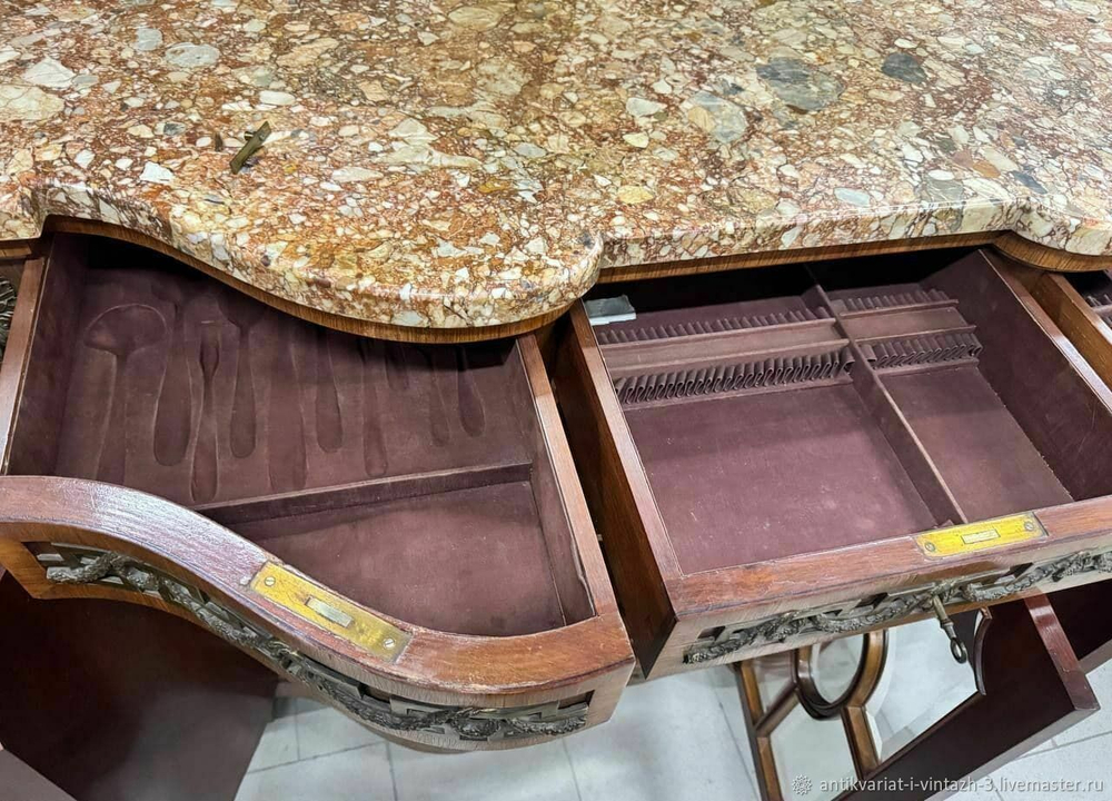 Старинный большой комод с мрамором