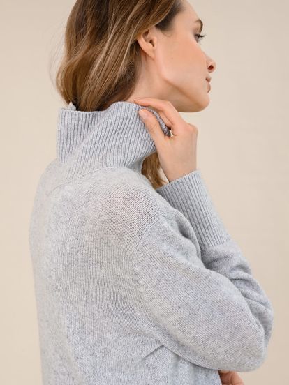 Женский свитер светло-серого цвета из шерсти и кашемира - фото 4