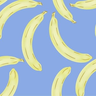 Бананы на голубом фоне