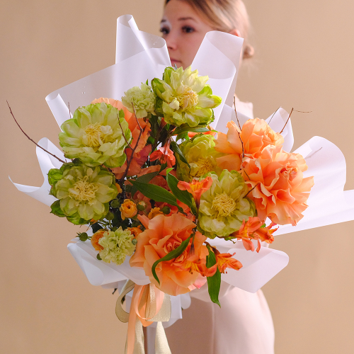 Купить Нежный букет с экзотической розой Вегги #171