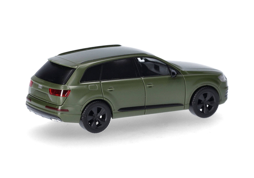 Автомобиль Audi Q7 с тонированными стеклами, оливково-зеленый