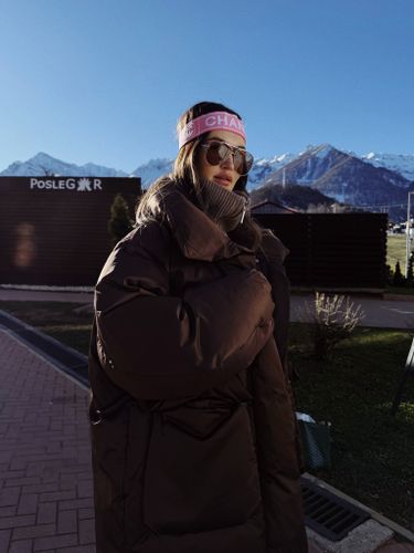 Длинный сатиновый пуховик шоколадного цвета