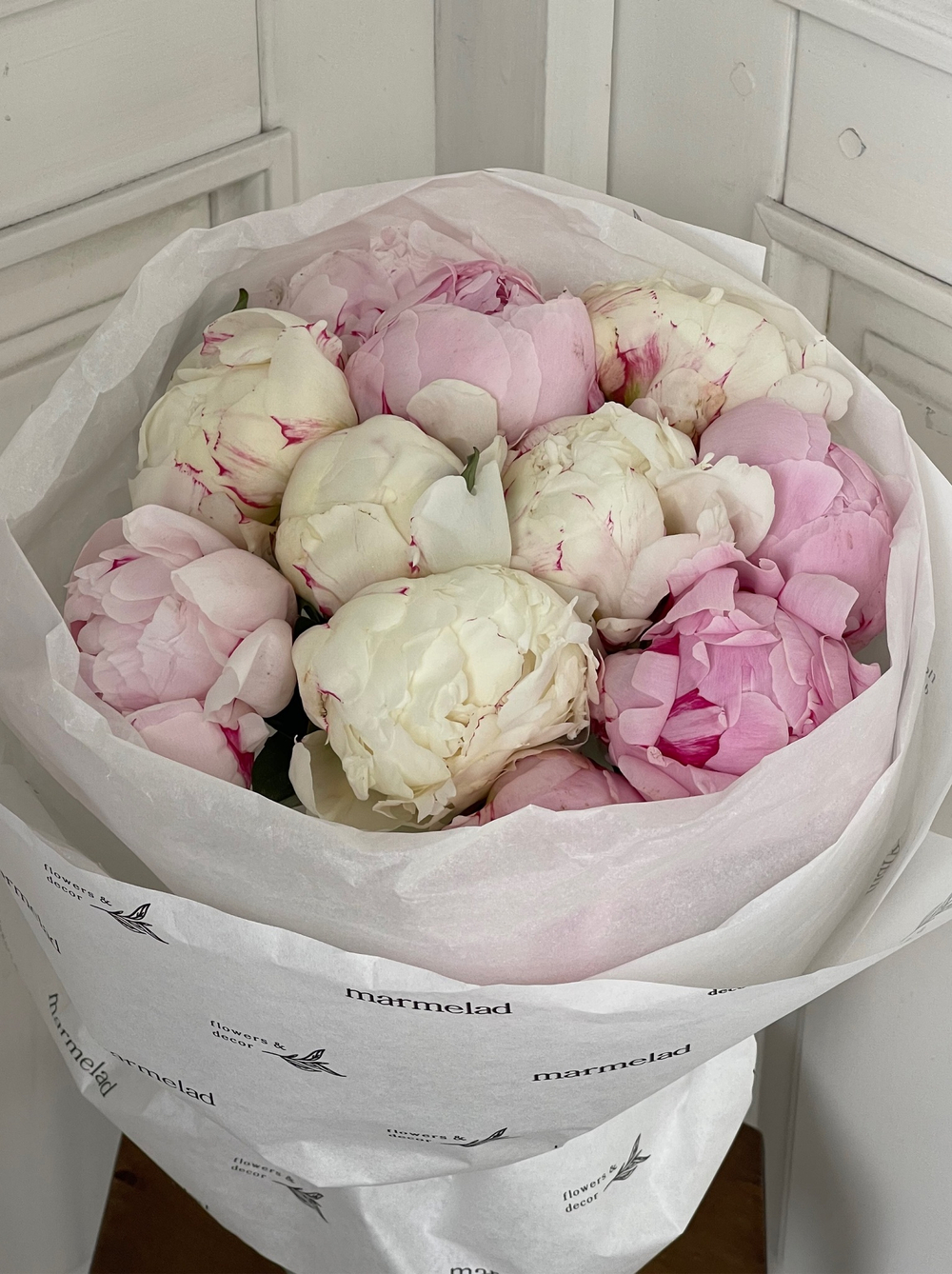 Букет 11шт белых и розовых пионов