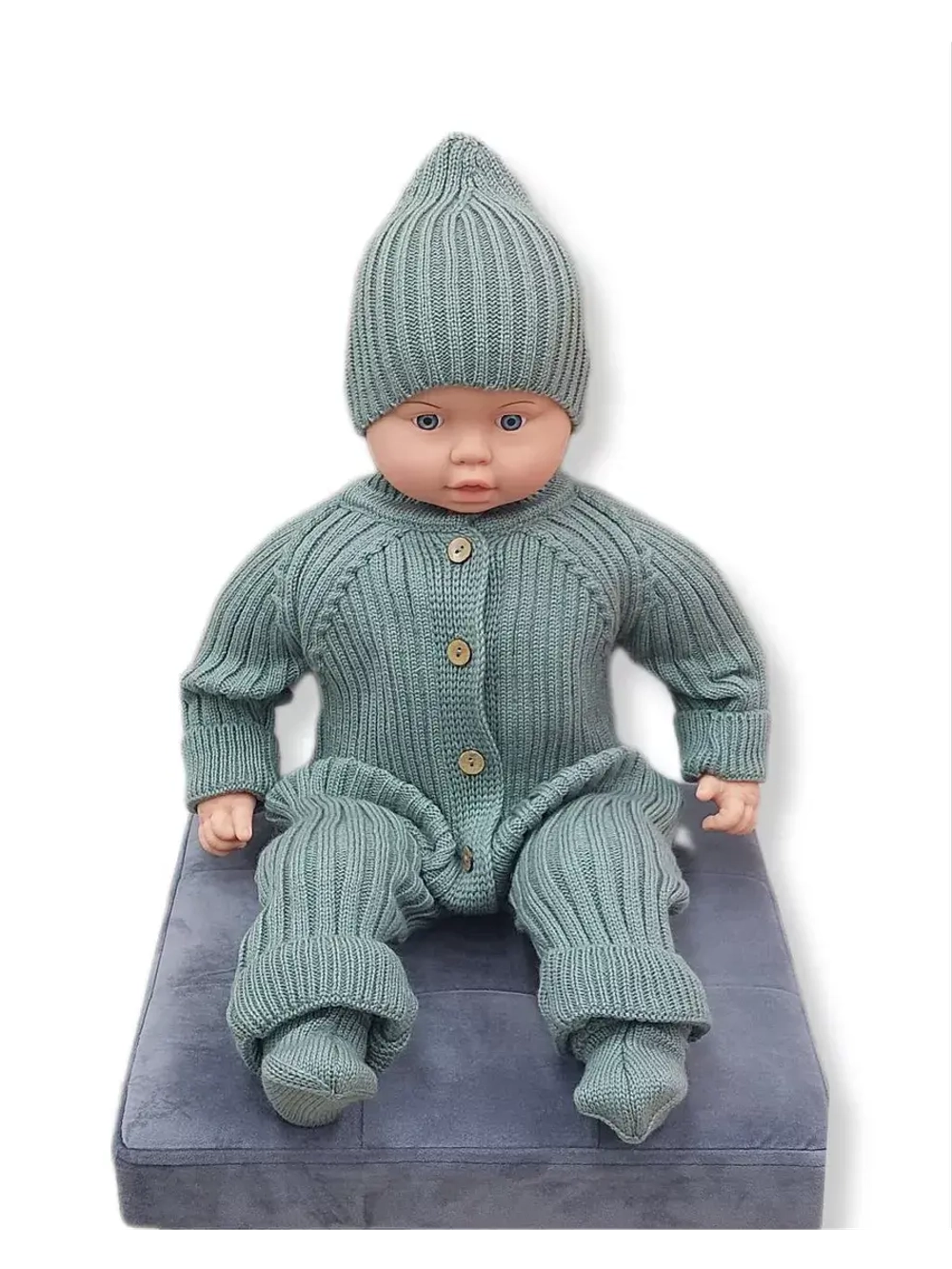 Комбинезон для малыша шапка и носки.