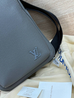 Сумка-слинг Louis Vuitton