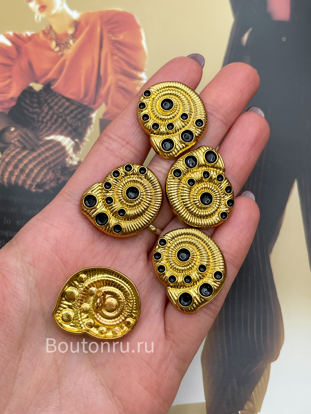 Пуговицы Скиапар. золотистые с черной эмалью в форме ракушки