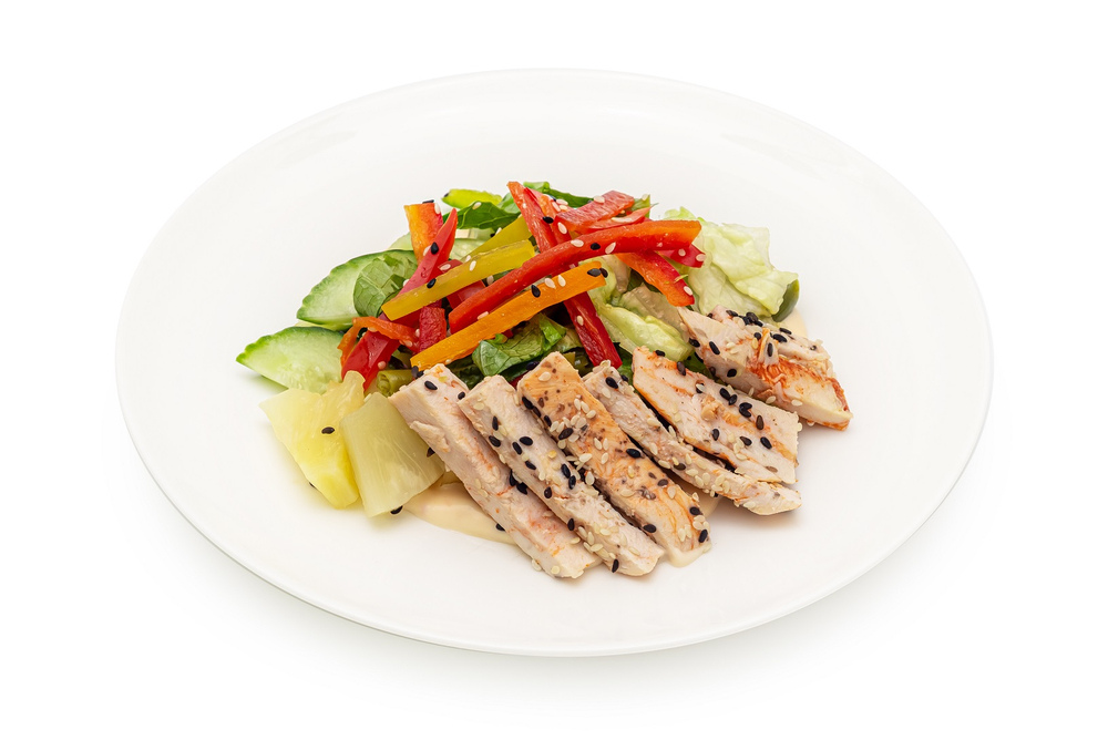 Салат А-Рой с куриной грудкой, ананасом и соусом чили 180 гр