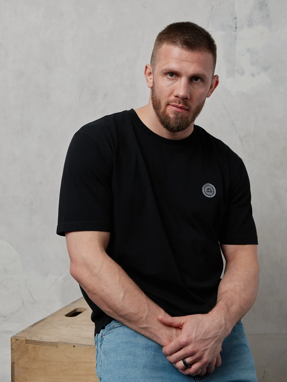 Футболка MANTO CIRCLE - чёрная