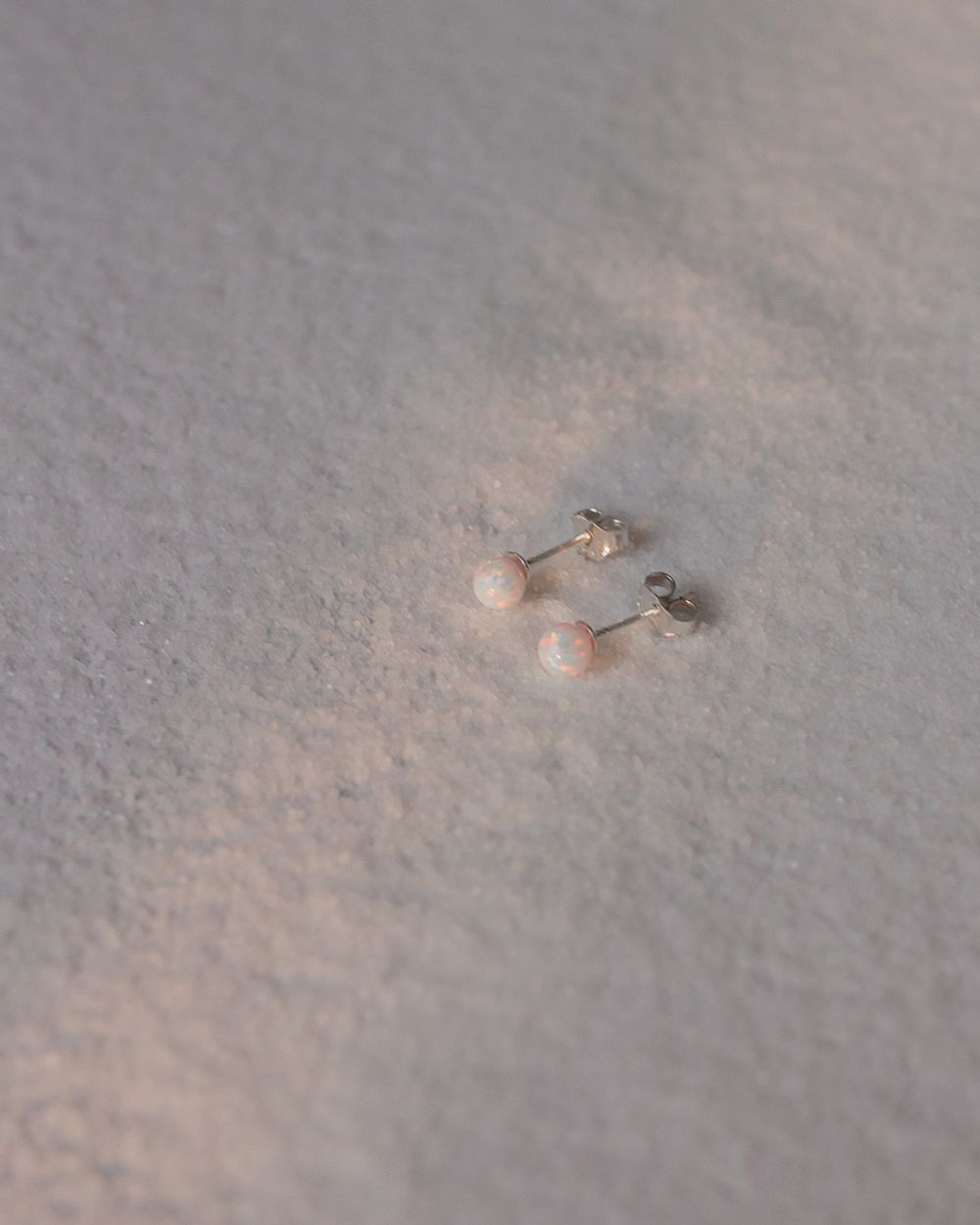 Пусеты с белым опалом