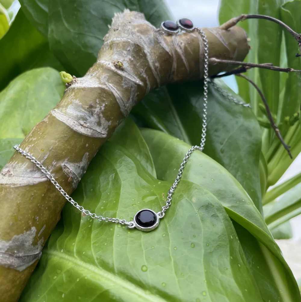 Колье с круглым янтарем вишневый