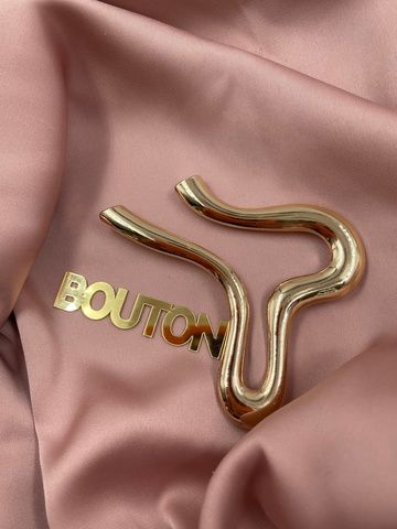 Пряжка-брошь изогнутая для купальника золотистая металлическая