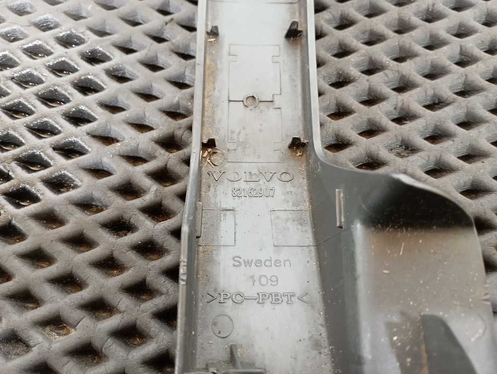 Ручка решетки радиатора правая