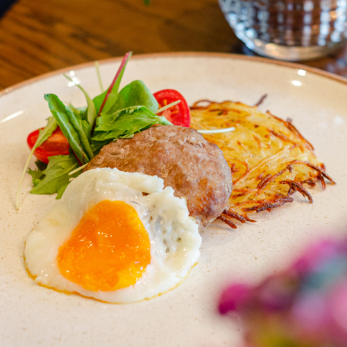 Бифштекс с яйцом и картофельным драником