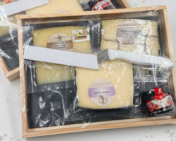 Манчего ассорти в подарочной коробке с ножом и джемом