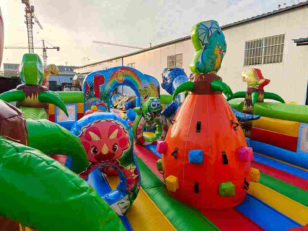 Коммерческий надувной батут «Хамелеон и динозавры Ультра 2» 12*6*6 м