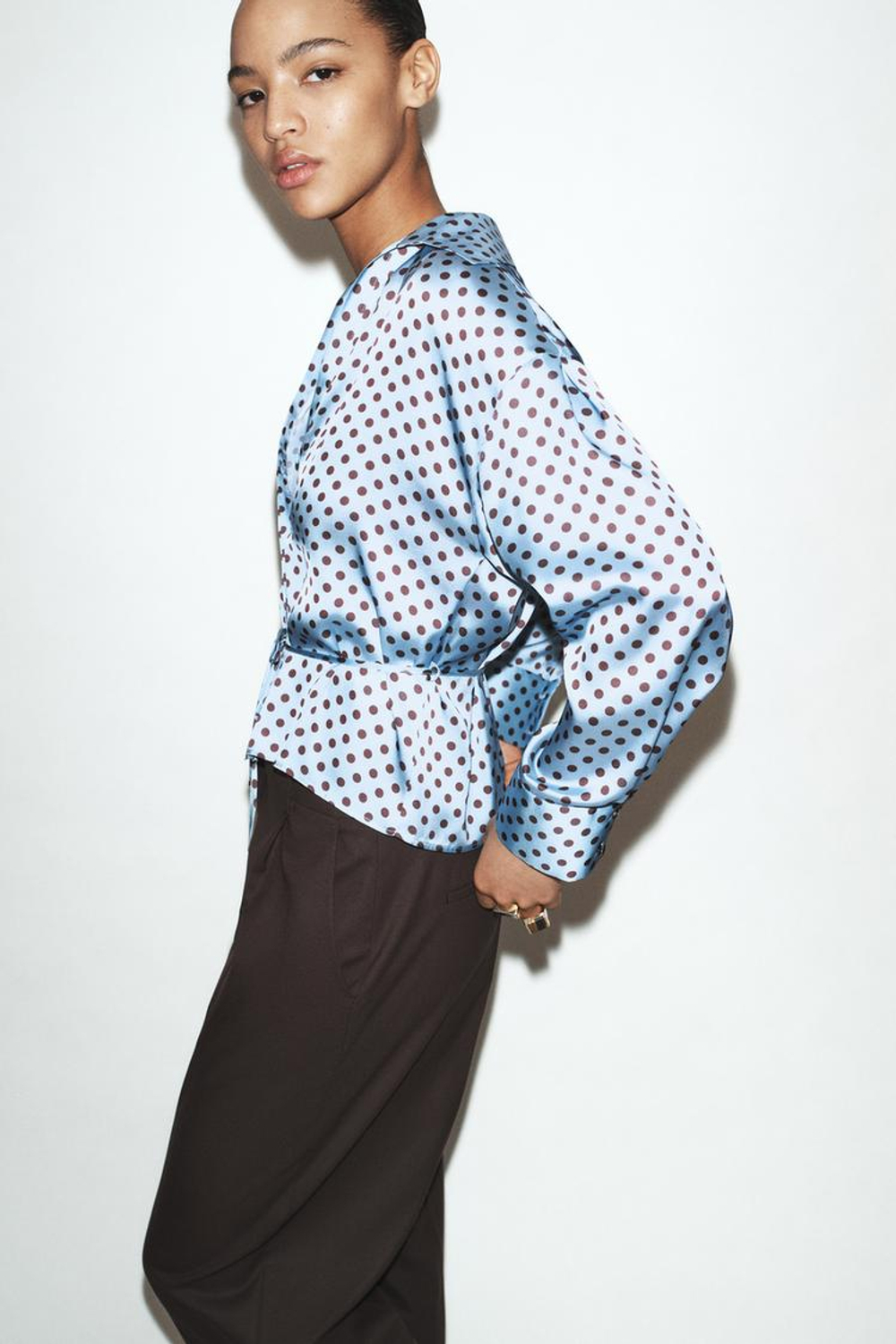 ZARA АТЛАСНАЯ РУБАШКА В ГОРОШЕК С ПОЯСОМ, КОРИЧНЕВО-СИНИЙ