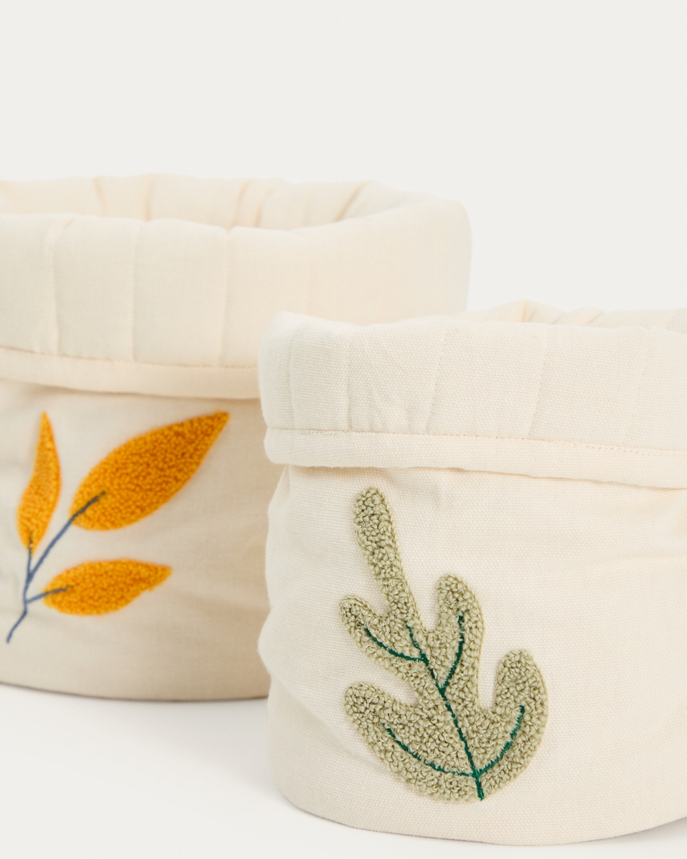 Набор из 2 детских корзинок из бежевого хлопка Tandani с вышитыми листьями