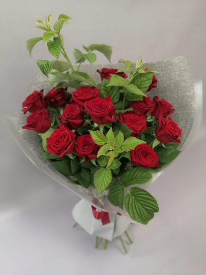 Букет Бордовые розы с Зеленью