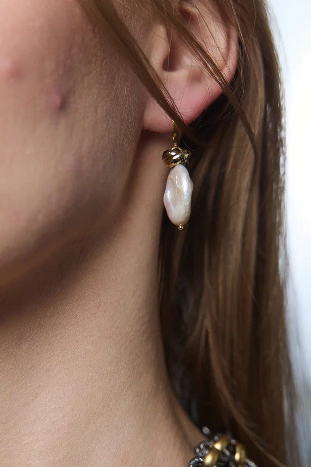 Серьги с плоской белой барочной жемчужиной, оттенок золото