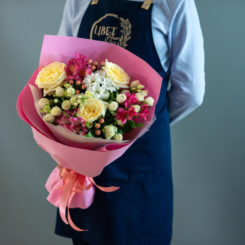 Букет в нежных тонах с альстромерией кустовой и одноголовой розой