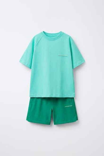 ZARA КОМПЛЕКТ ИЗ ФУТБОЛКИ И ТЕХНИЧЕСКИХ ШОРТ, ЗЕЛЕНЫЙ