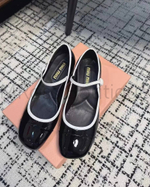 Женские туфли Miu Miu черного цвета с круглым носиком