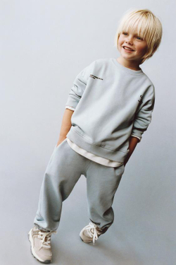 ZARA КОМПЛЕКТ ДЛЯ БЕГА, ТОЛСТОВКА И БРЮКИ-ДЖОГГЕРЫ С ТЕКСТОМ, ГОЛУБОЙ