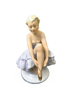 Фарфоровая статуэтка "Балерина надевающая пуанты"