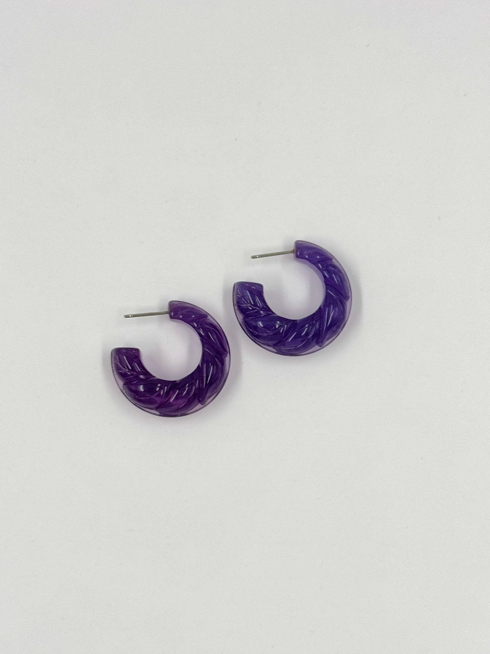Серьги кольца из фиолетового пластика