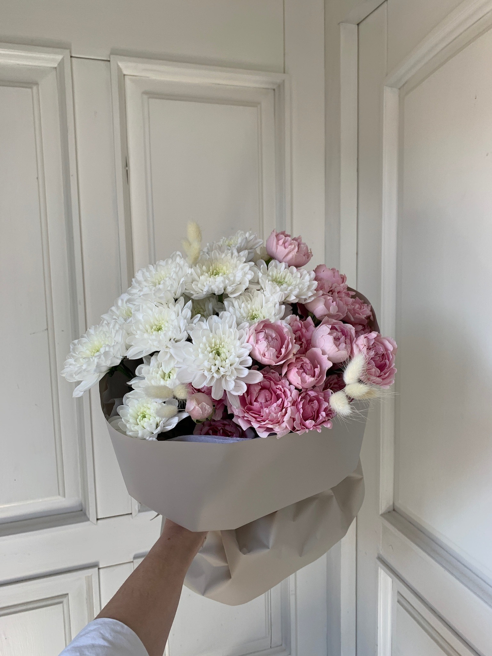 Сборный букет из кустовой пионовидной розы, хризантемы и сухоцветов