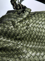 Женская плетеная сумка из натуральной кожи оливкового цвета