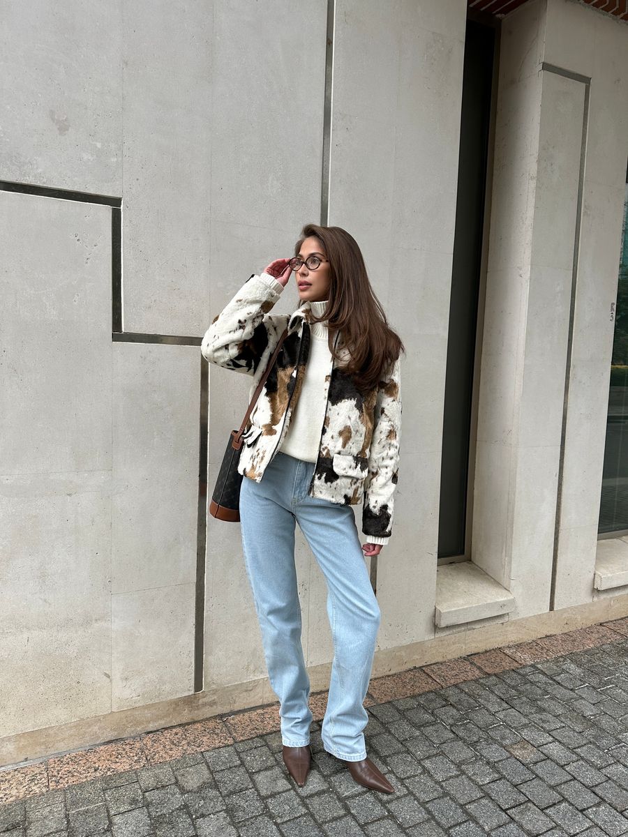 Бомбер из эко-меха с принтом корова