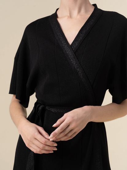 Женское платье-кимоно с поясом черного цвета из вискозы - фото 3