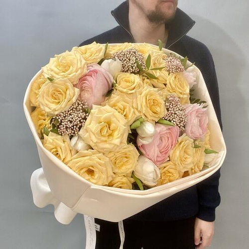 Авторский букет с ранункулюсами, тюльпанами и кустовыми розами Салинеро. Авторский букет 009 Chalet Green