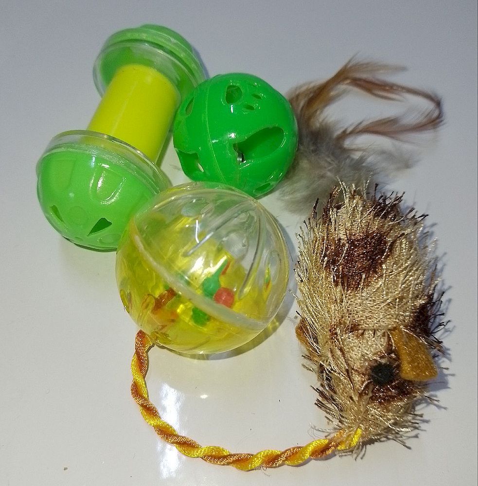 Набор игрушек "Чистый котик" для кошек, два мячика, пластиковый цилиндр D-set17