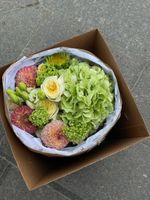 Букет сборный из гортензии, кустовых пионовидных роз, вибурнума и георгин