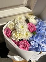 Букет сборный из хризантемы, кустовой пионовидной розы и гортензии