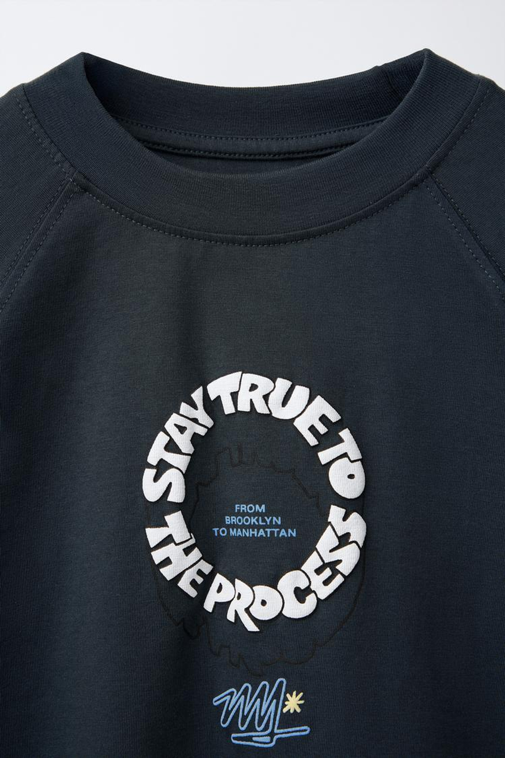 ZARA ФУТБОЛКА С ПРИНТОМ ГРАФФИТИ, ТЕМНЫЙ АНТРАЦИТ