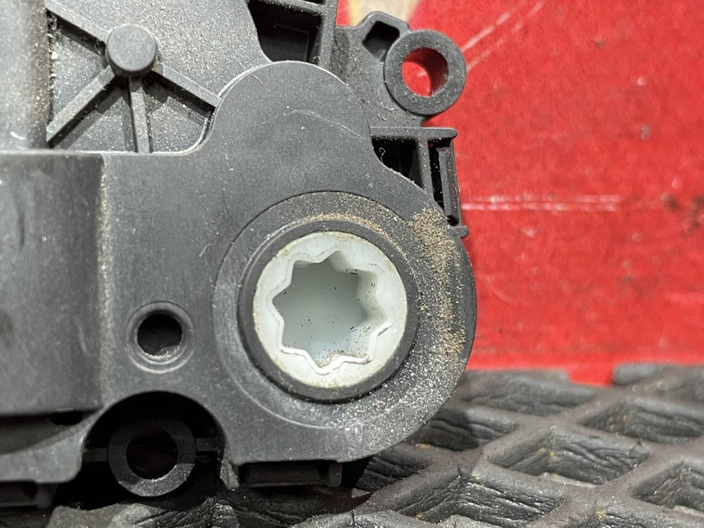 Моторчик заслонки отопителя 2018г