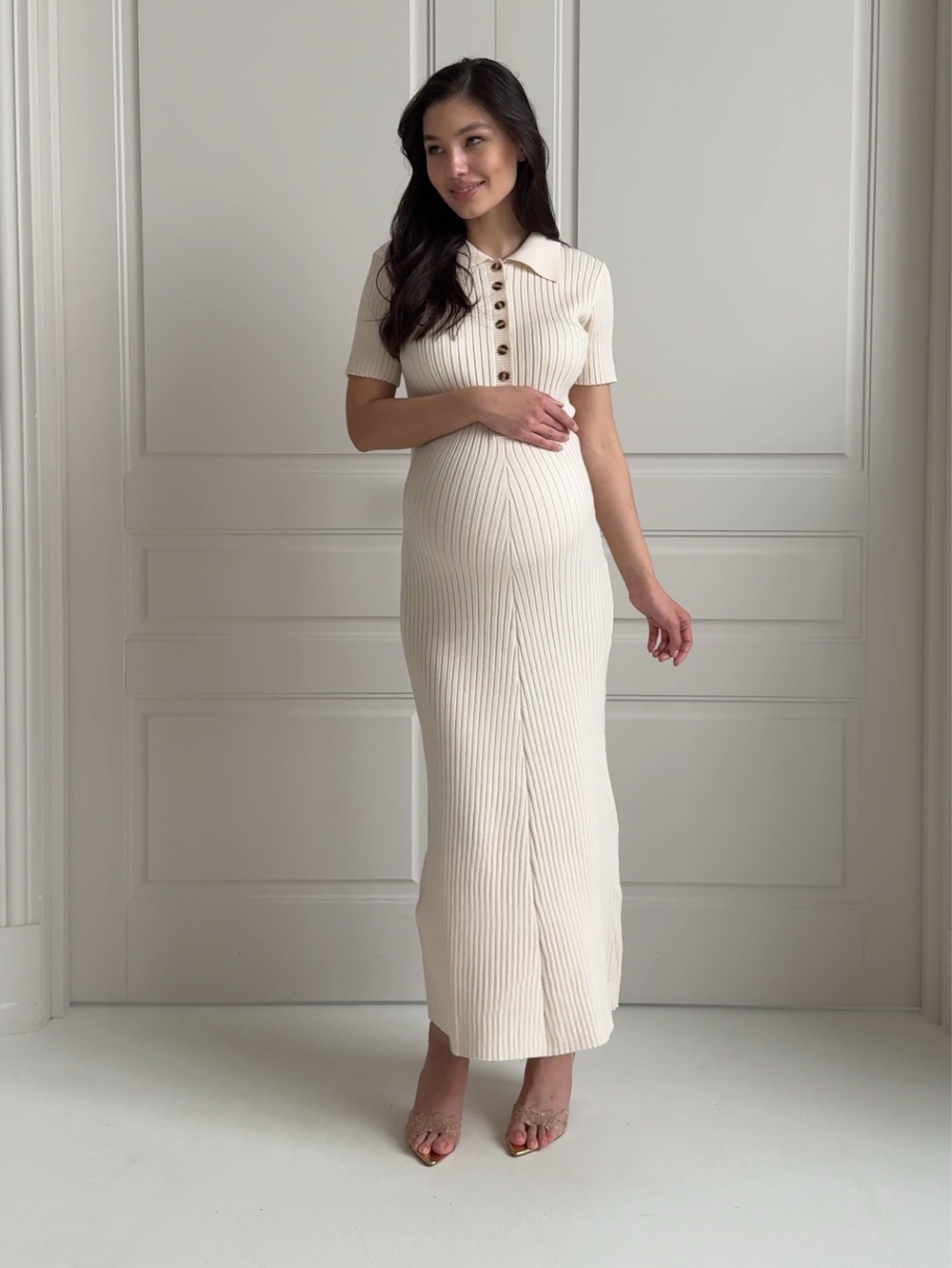 Платье вязаное, длинное, с короткими рукавами, с пуговицами, с воротником