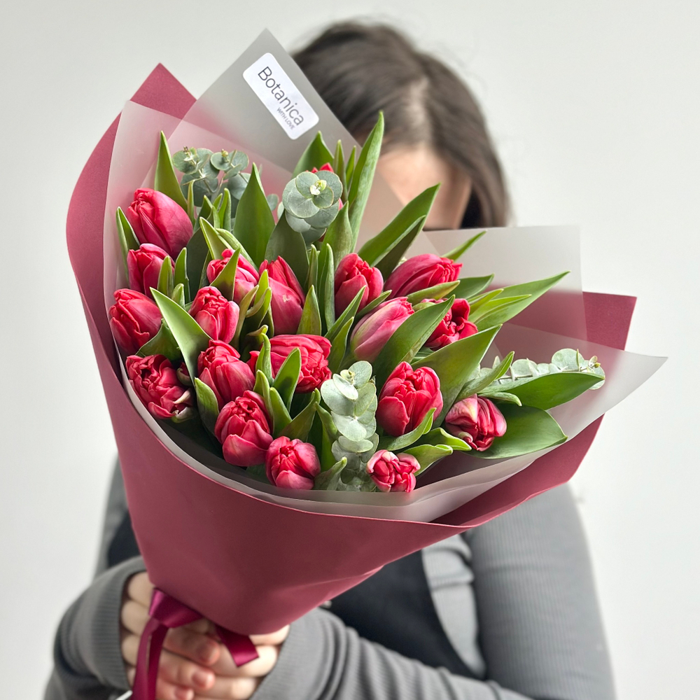 букет из 19 пионовидных красных тюльпанов и эвкалипта. Букет 1091