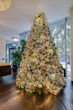 Дизайнерская заснеженная ель "Зимний карнавал"