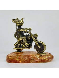 Бронзовая статуэтка на янтаре