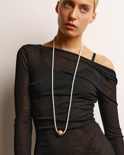 Нить из кахолонга с акцентной бусиной из розового агата