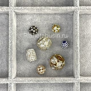 Металлические бусины в стразах