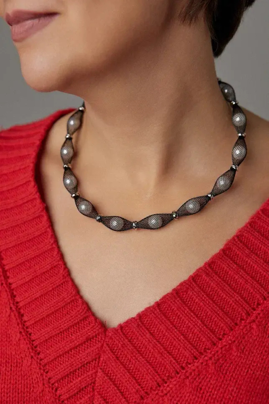 Колье из черной ювелирной сетки с белым жемчугом, оттенок серебро