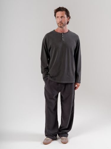 Графитовый лонгслив с пуговицами