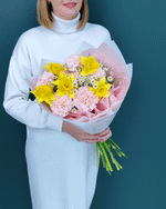 Весенний букет из нарциссов,ромашки и диантусов(00458)