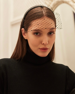 Укороченная вуаль на тонком ободке с черными стразами