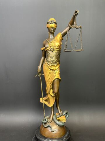 Бронзовая скульптура «Фемида»